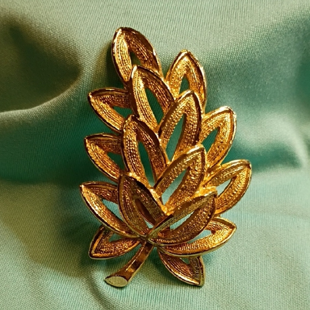 Vintage Gold Leaf Design Brooch